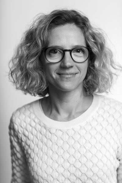 Portrait in black/white of Elin Wrzoncki 2021