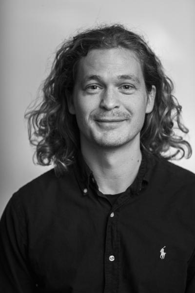 Portrait photo in black/white of Jeppe Søndergaard 2021