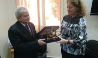 Chairman Mohammed Faig presents department director Lisbet Ilkjær with a gift