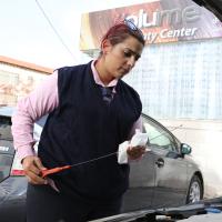 Kvinde arbejder ved bilcenter i Jordan